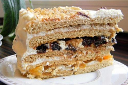 Торт с черносливом и меренгой - очень вкусный и оригинальный вкус сухофруктов хорошо сочетается с нежным ванильным безе.
