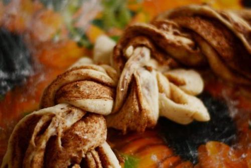 Крендель с корицей и орехами. 06