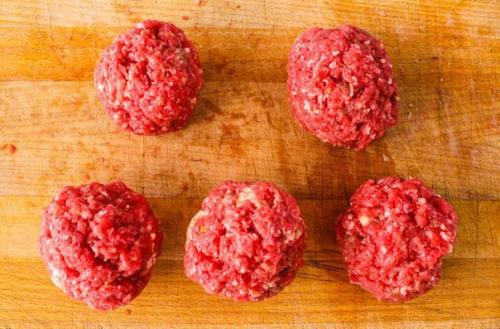Мясные тюльпаны.  Мы берем 5-6 тонко нарезанных кусков говядины. 03