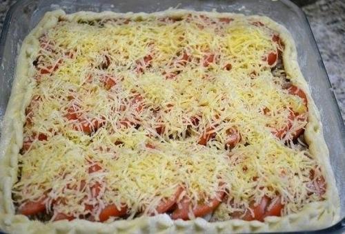 Открытый мясной пирог.
