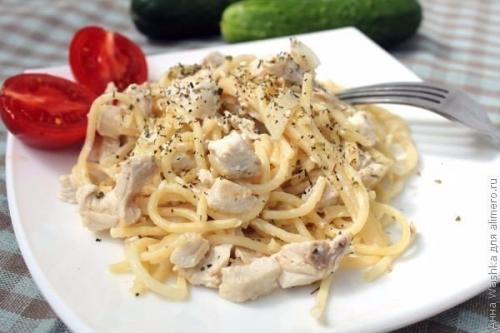 Спагетти с курицей в сливочном соусе.