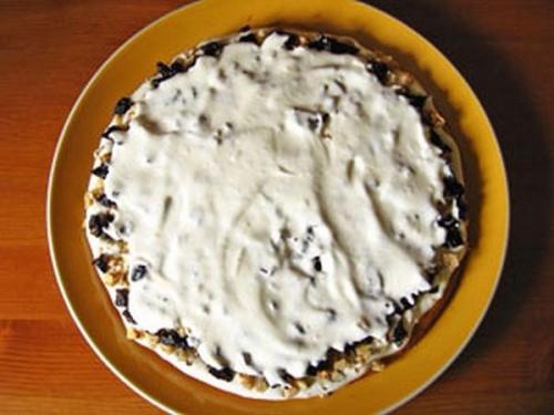 Торт с черносливом и меренгой - очень вкусный и оригинальный вкус сухофруктов хорошо сочетается с нежным ванильным безе. 03