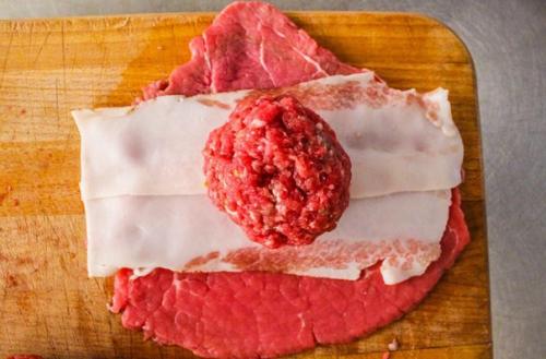 Мясные тюльпаны.  Мы берем 5-6 тонко нарезанных кусков говядины. 02