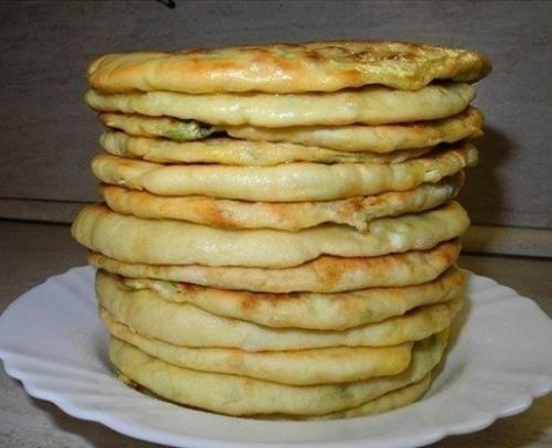 Хачапури с сыром и яйцом.