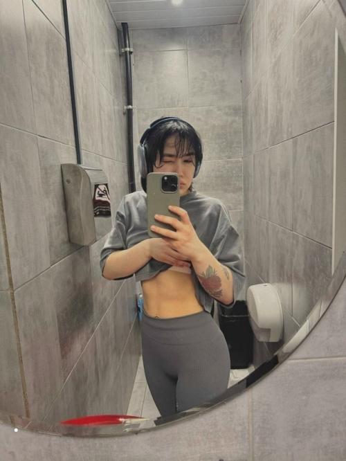 Анастасиз о своей беременности сообщила. 01