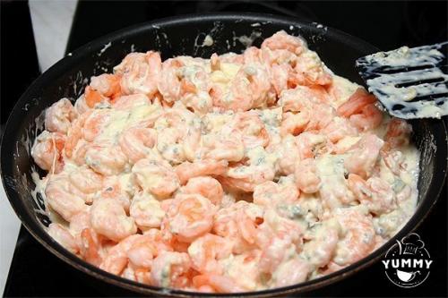 Креветки под соусом.