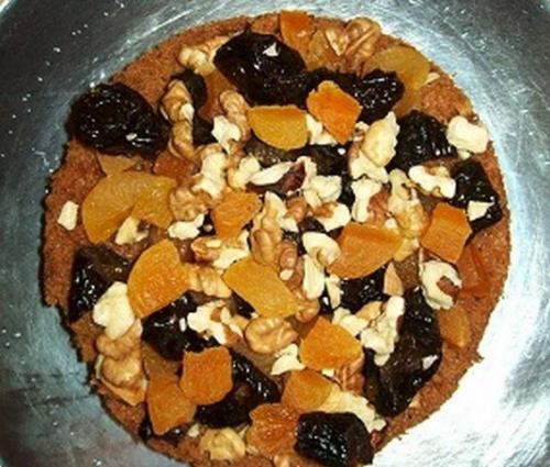 Торт с черносливом и меренгой - очень вкусный и оригинальный вкус сухофруктов хорошо сочетается с нежным ванильным безе. 02