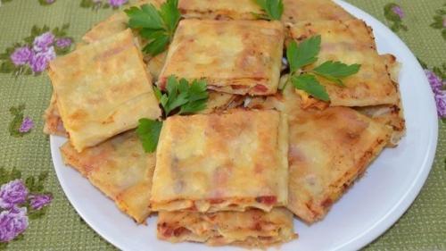 Жареный лаваш с колбасой и сыром.

