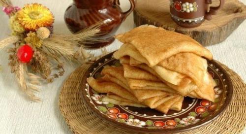 Перец с сырной начинкой и яйцом. Ингредиенты:   3 болгарских перца. 300 гр. твердого маложирного сыра. натуральный йогурт 3 вареных яйца.