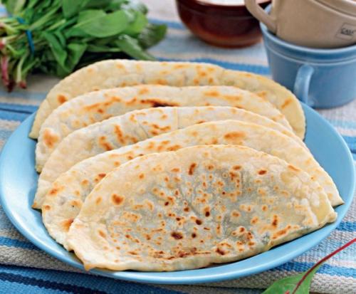 Азербайджанские кутабы с зеленью.