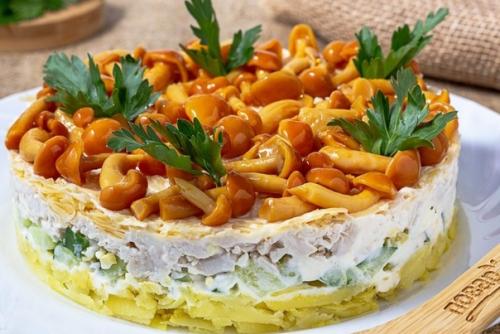 Салат с курицей, яйцом, грибами и огурцом.