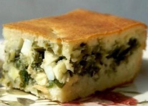 Быстрый (заливной) пирог с зелёным луком и яйцом.
