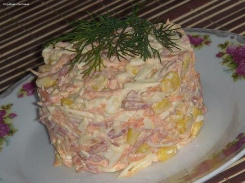 Быстрый и вкусный салат с копченым сыром.


