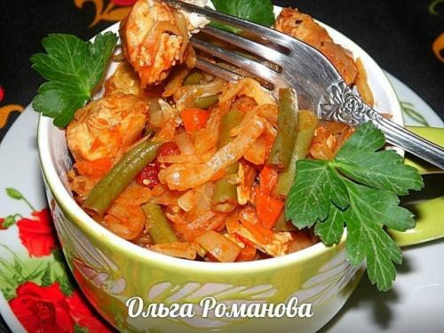 Капуста тушенная с куриной грудкой и стручковой фасолью.

