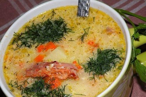 Ароматный супчик с копчёной курицей и плавленным сырком.
