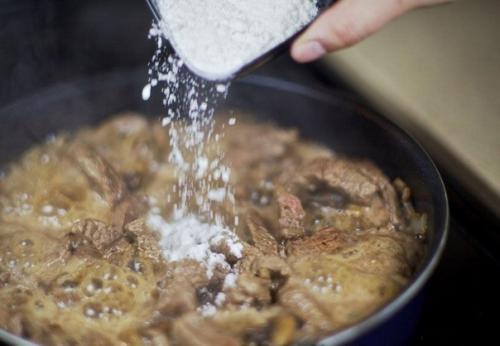 Бефстроганов с грибами и сливками. 06