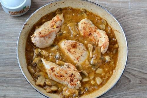 Курица в винном соусе с шампиньонами. 03