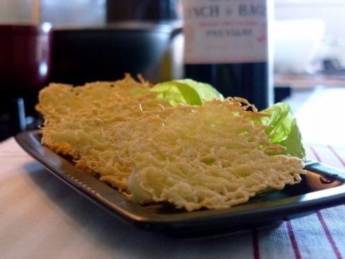 Простые сырные чипсы.