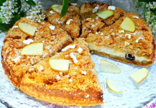 Творожно - яблочный пирог с изюмом, вкусный, в меру сладкий и ароматный.