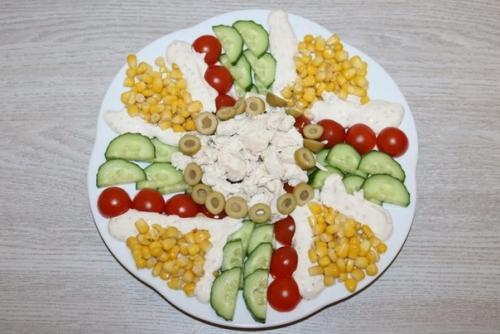 Салат с куриной грудкой и помидорами. 03