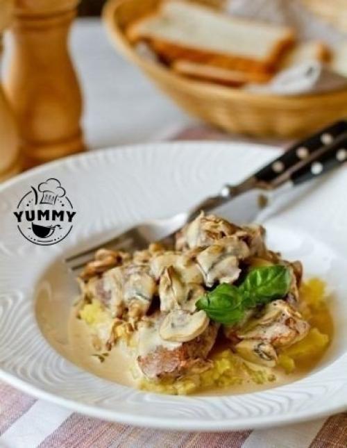 Свиная вырезка в сливочно - грибном соусе.