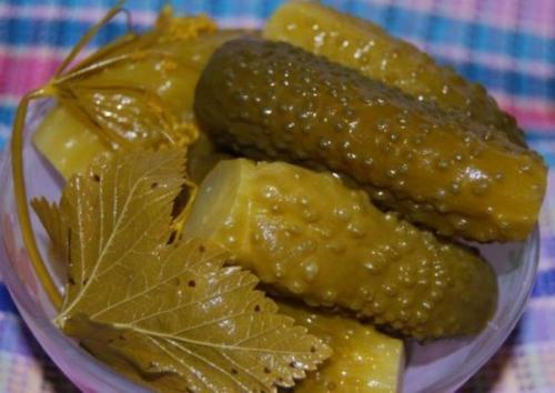 Бочковые хрустящие огурчики.