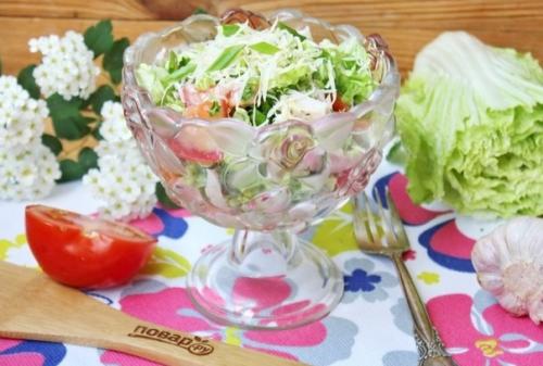 Салат с пекинской капустой и копченой курицей.