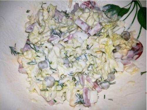 Салат из пекинской капусты с копченой колбасой. Салат из пекинской капусты с копченой колбасой.