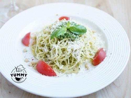 Спагетти с соусом песто.