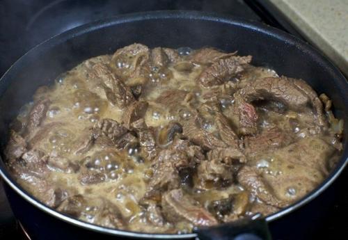 Бефстроганов с грибами и сливками. 05