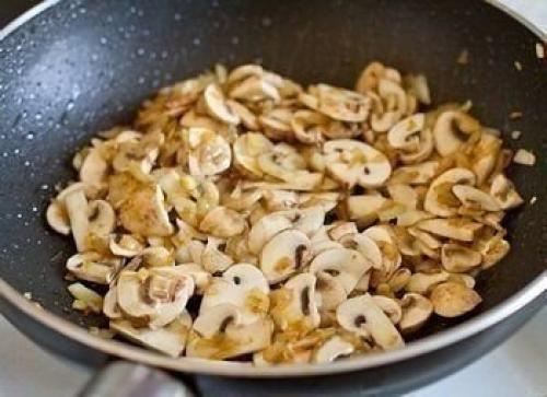 Свиная вырезка в сливочно - грибном соусе. 03