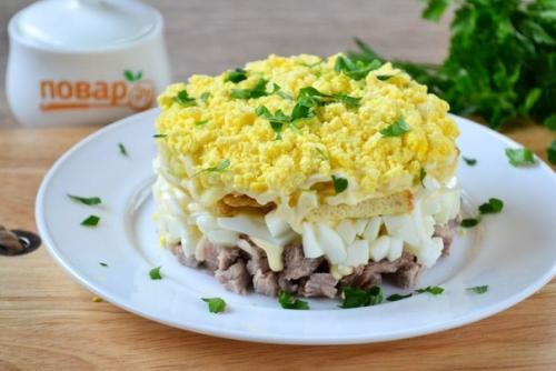 Салат с сухариками и яблоком.