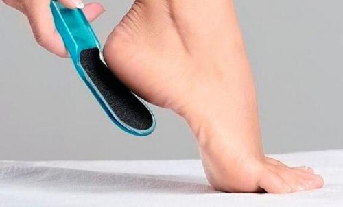 Младенческие пятки.  1. яичный желток смешать с чайной ложкой лимонного сока и столовой ложкой картофельного крахмала.