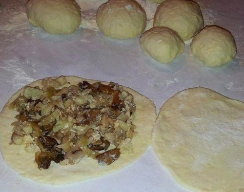 Сырные лепешки с начинкой. 05