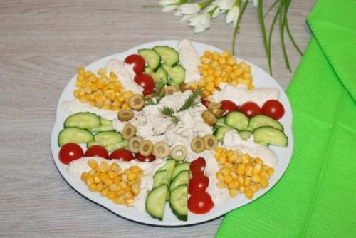 Салат с куриной грудкой и помидорами.