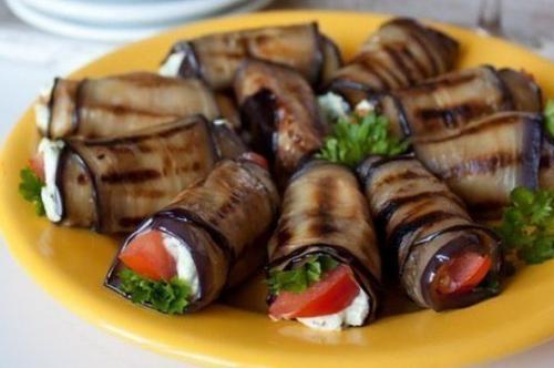 Рулетики из баклажана с фетой и помидорами.