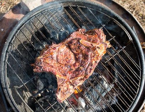 Стейк на косточке на углях. 03