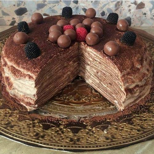 Шоколадный блинный торт с творожным кремом.