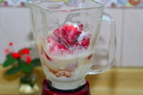 Клубничное мороженое.  Вам потребуется: 01