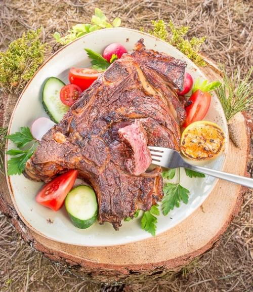 Стейк на косточке на углях.