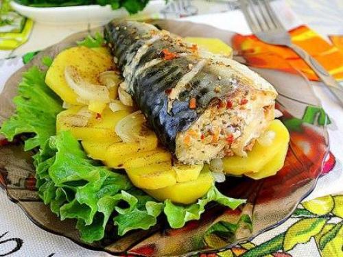 Скумбрия с картофелем, запеченная в духовке.