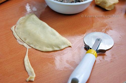 Чебуреки Крымские.  Понадобится: (на 10-12 штук). 07