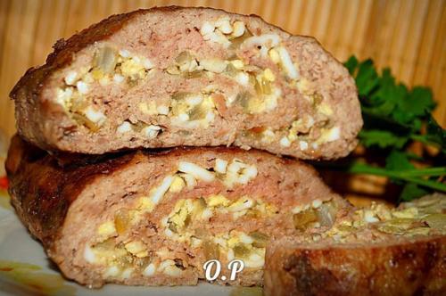 Рулет из фарша с яйцом.
