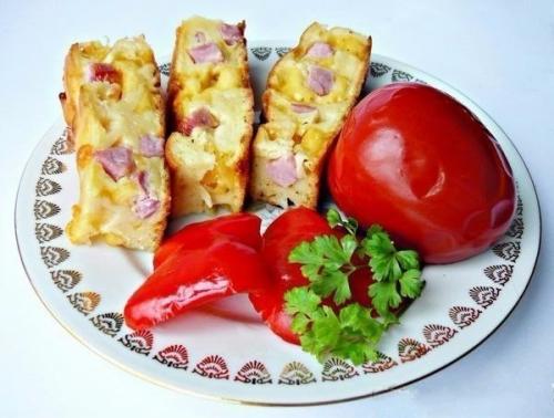 Пирог с колбасой и сыром на кефире.
