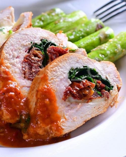 Фаршированная индейка моцареллой, вялеными томатами и базиликом. Фаршированная индейка моцареллой, вялеными томатами и базиликом.