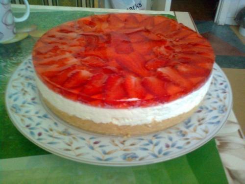 Чизкейк без выпечки с клубникой.

