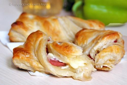 Косички с колбасой и сыром.