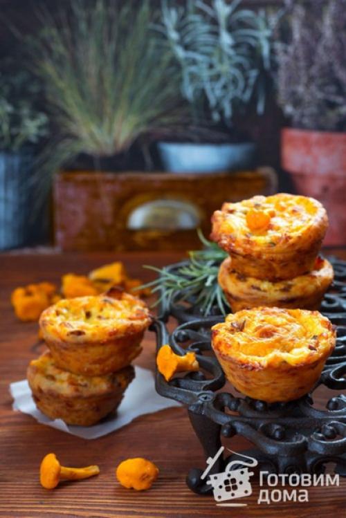 Творожные булочки с курицей и лисичками.