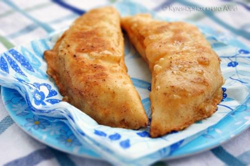 Чебуреки Крымские.  Понадобится: (на 10-12 штук).