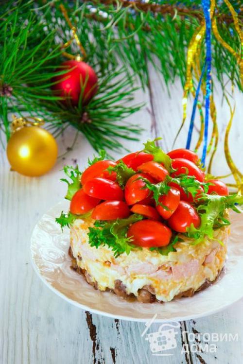 Салат с копченой курицей и помидорами Яркий Праздник.